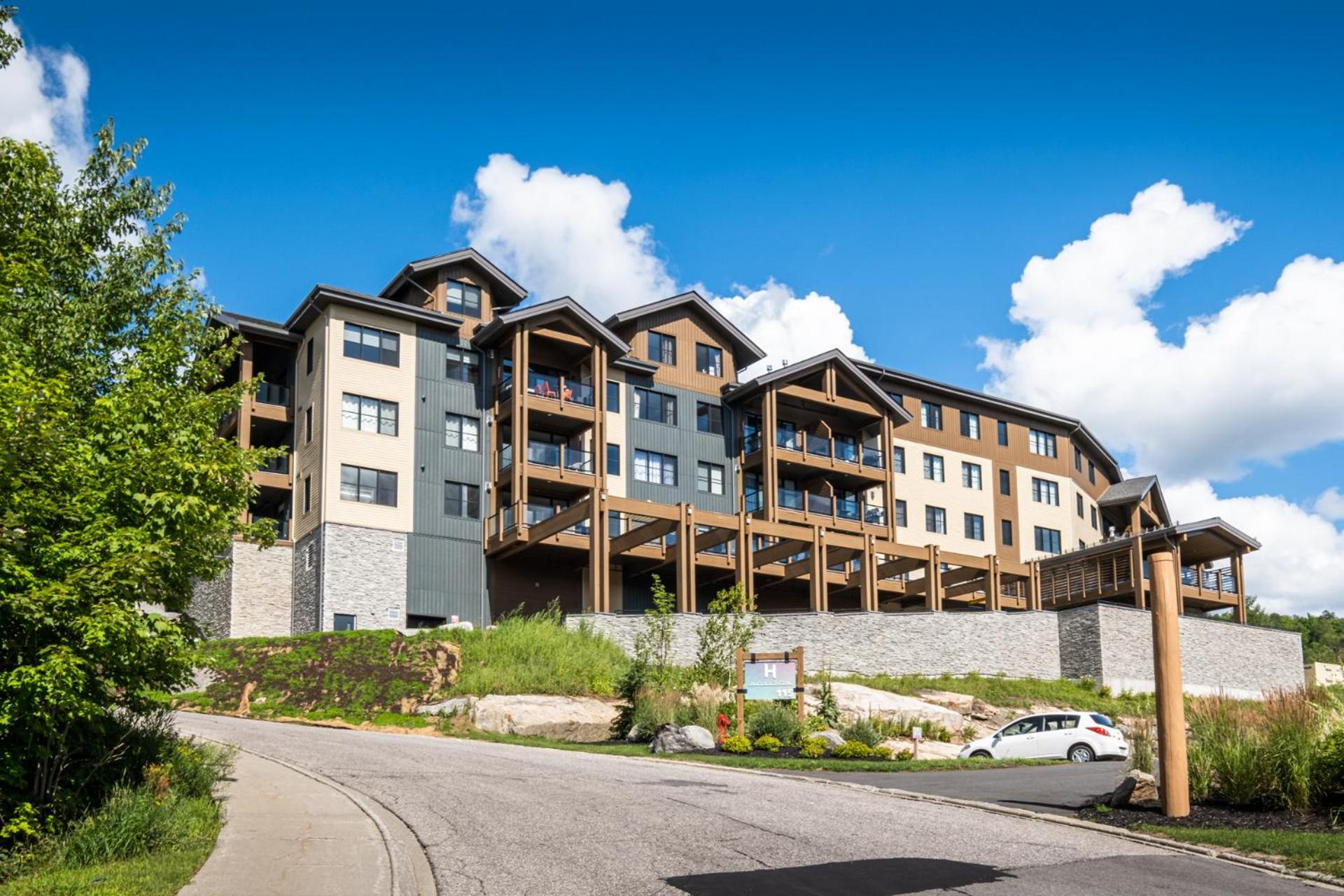 Horizon 305 Luxurious & Modern Ski-in Ski-out Village View *