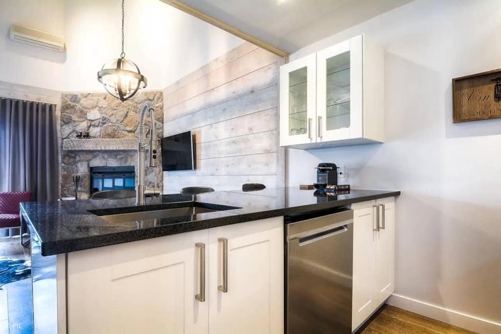 Amazing Lakemountain View 5min To Tremblant439 Holiday home *