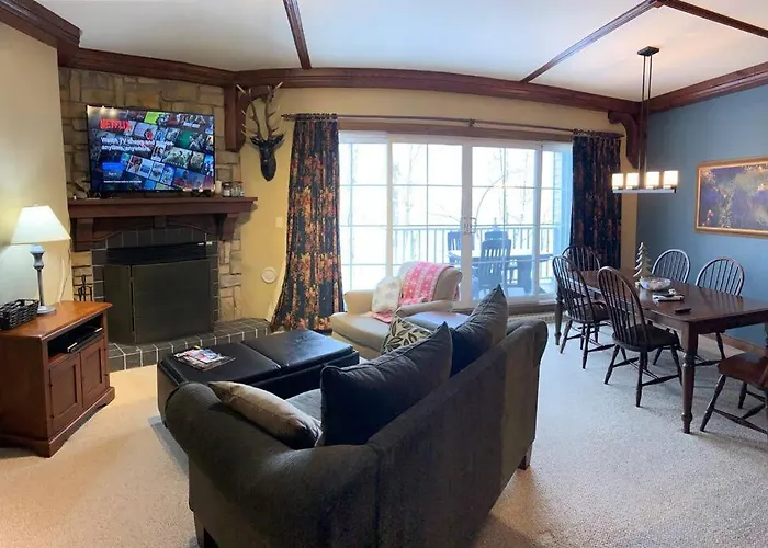 Chalet-Style Condo - 5 Minutes To Lifts And Village!