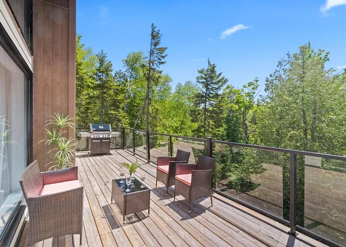 Luxurious Villa Tremblant 4 Bdrs W Hot Tub B85