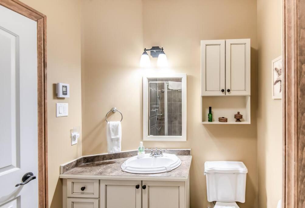 Apartment On Golf Near Bike Trail W/ 2 Bdrm 2 Bath *
