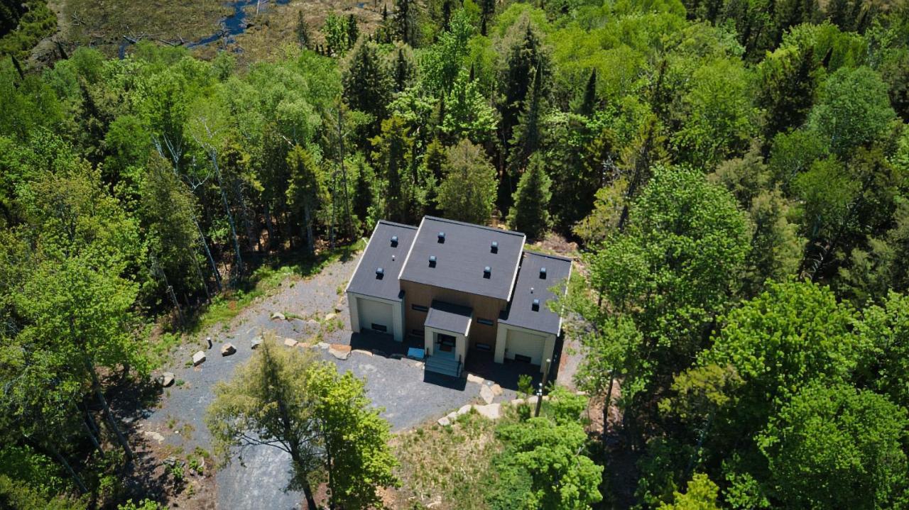 Luxurious Tremblant 4 Bdrs W Hot Tub B85 Chalet