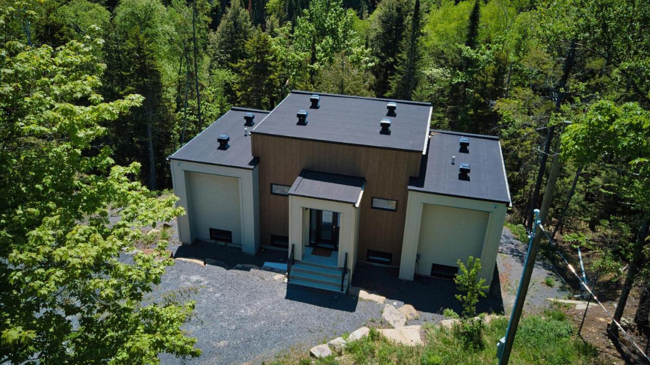 Luxurious Tremblant 4 Bdrs W Hot Tub B85 Chalet