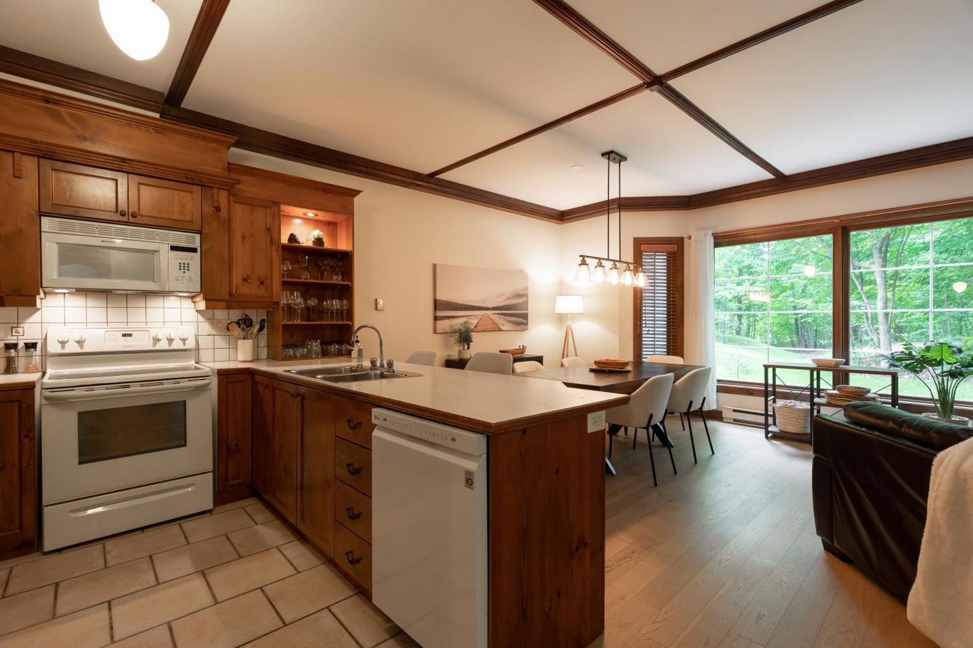 Walking Distance Tremblant - Kids Park - Golf Apartment *